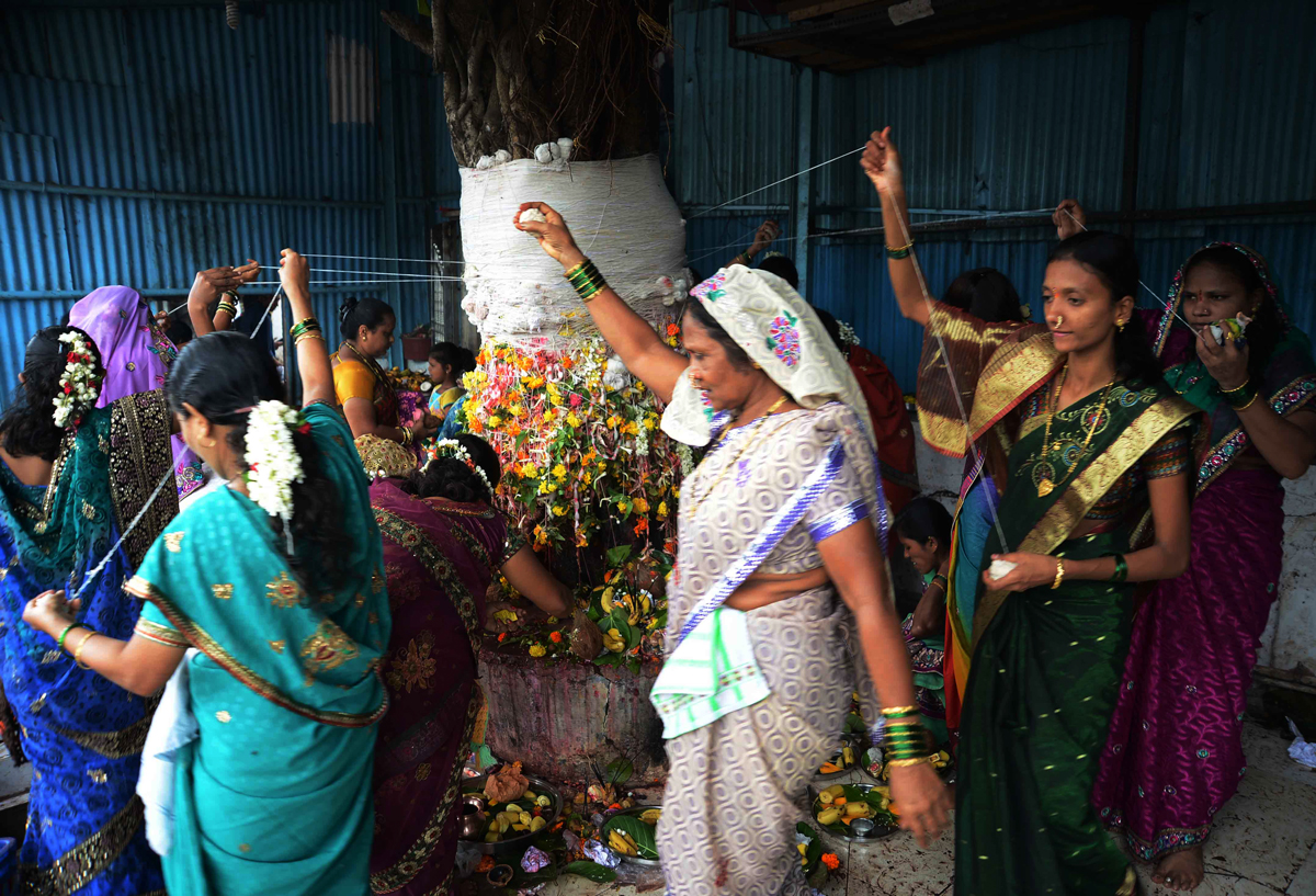 मुंबईत वट पूर्णिमेची पूजा करताना. . . . . . . . .