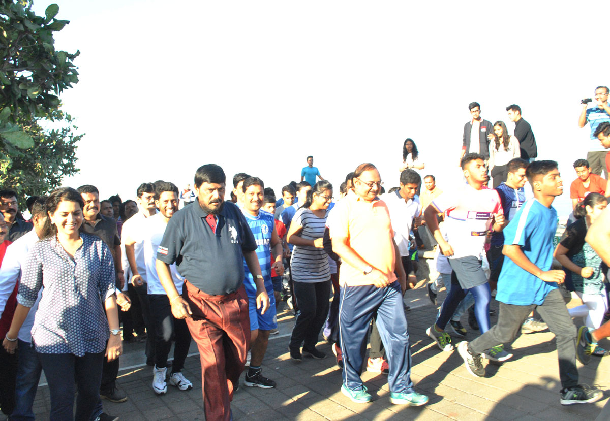 Marathon " Green Mumbai Clean Mumbai " Nariman Point to Girgaon Chowpatty Flag by Social Justice & Empowerment MOS Ramdas Athawale.