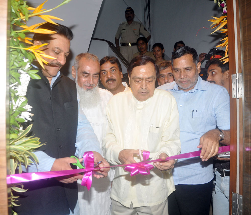 CHIEF MINISTER PRITHVIRAJ CHAVAN  &  UNION MINISTER MURLI DEORA ON INUAGRATION OF URDU TIMES NEWS PAPER OFFICE.
