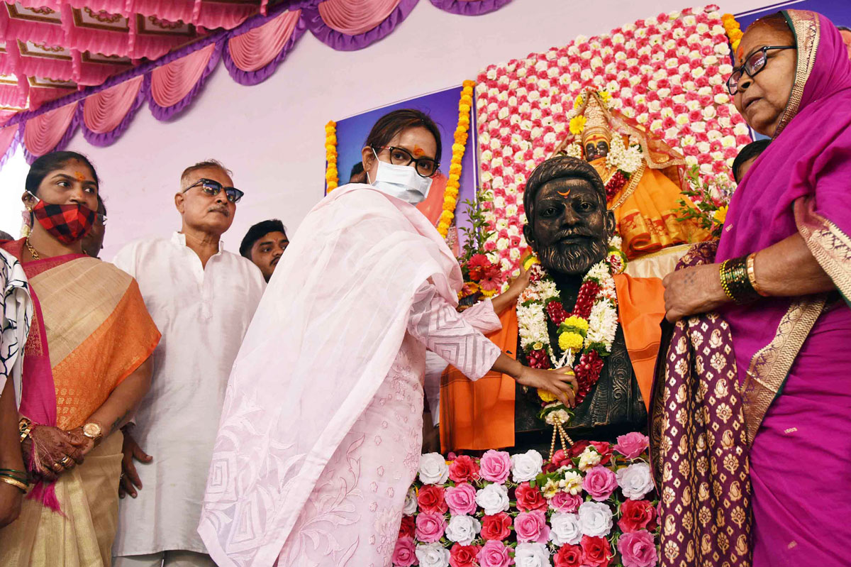 Education Minsiter Varshatai Gaikwad Celebrating Chhatrapati Shivaji Maharaj Jayanti in Dharavi Assembly.
