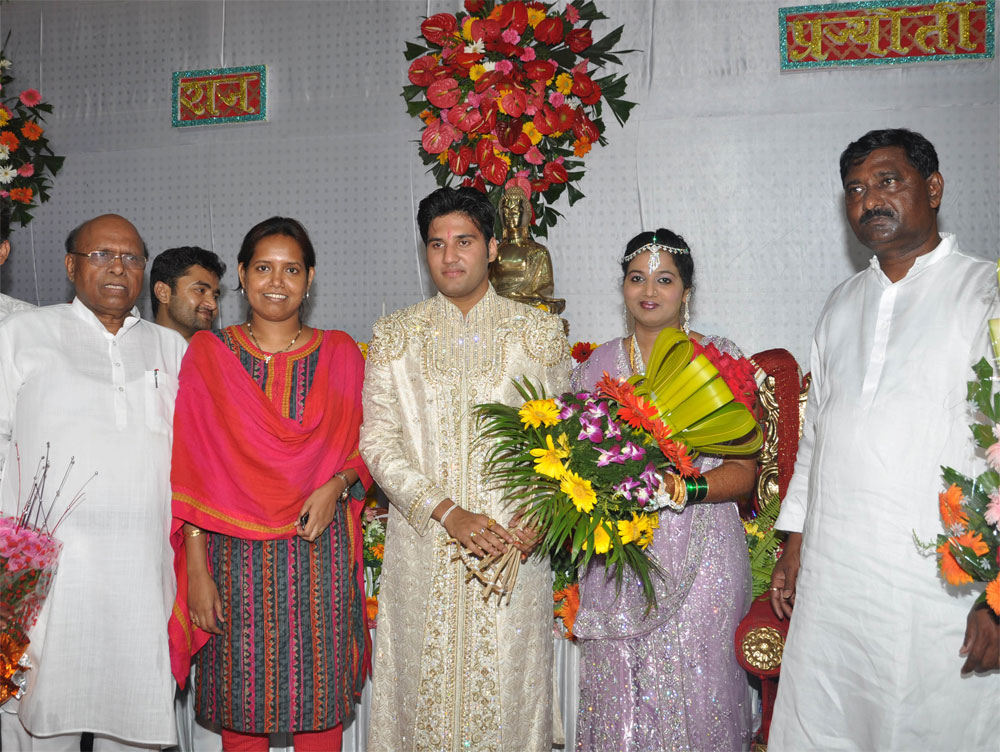 MINISTER VARSHATAI GAIKWAD & MP.EKNATH GAIKWAD ATTENDS EX.MIN. & MLA. CHANDRAKANT HANDORE"S DAUGHTER WEDDING AT CHEMBHUR.