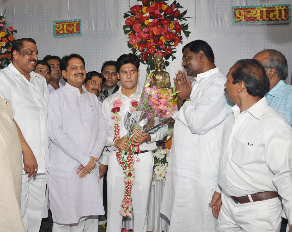 UNION MINISTER VILASRAO DESHMUKH ATTENDS EX.MIN. & MLA. CHANDRAKANT HANDORE"S DAUGHTER WEDDING AT CHEMBHUR.