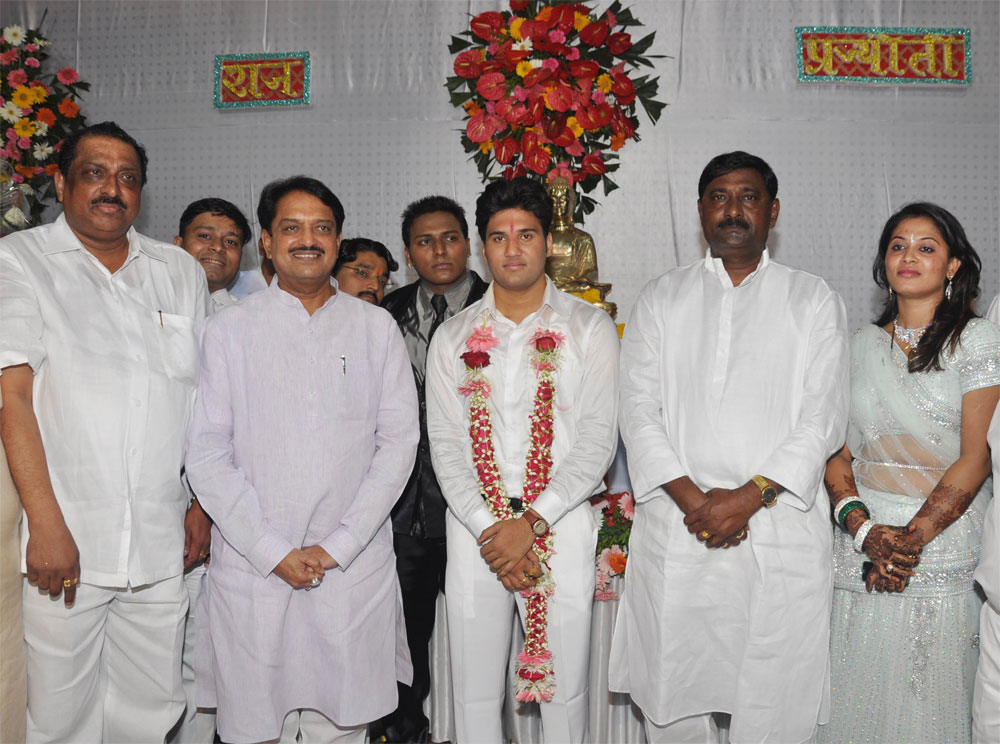 UNION MINISTER VILASRAO DESHMUKH ATTENDS EX.MIN. & MLA. CHANDRAKANT HANDORE"S DAUGHTER WEDDING AT CHEMBHUR.