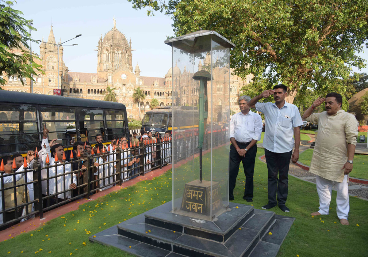 Mumbai Congress Paying Tribute to All the Heroes who lost their Life in Defending our Nation.