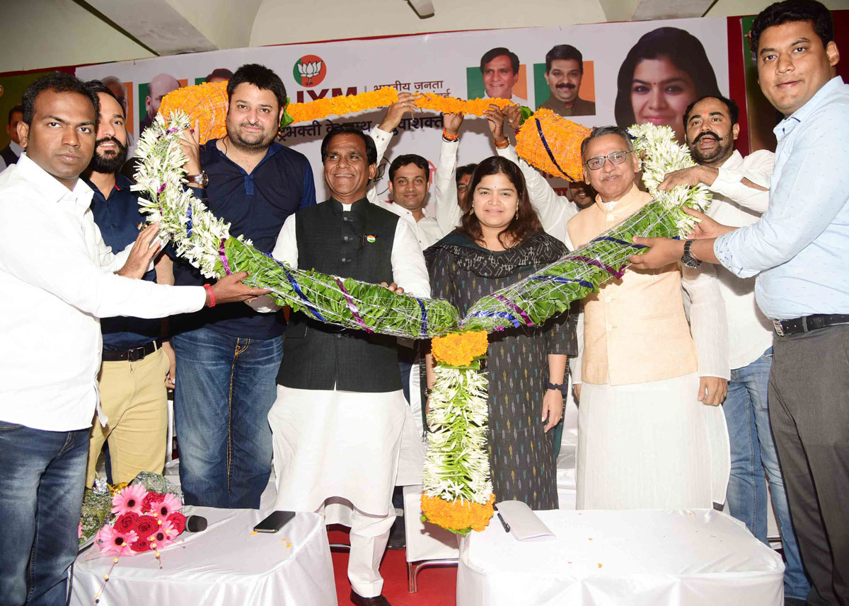 BJP Leaders Raosaheb Danve & Poonamtai Mahajan during Yuva Morcha.
