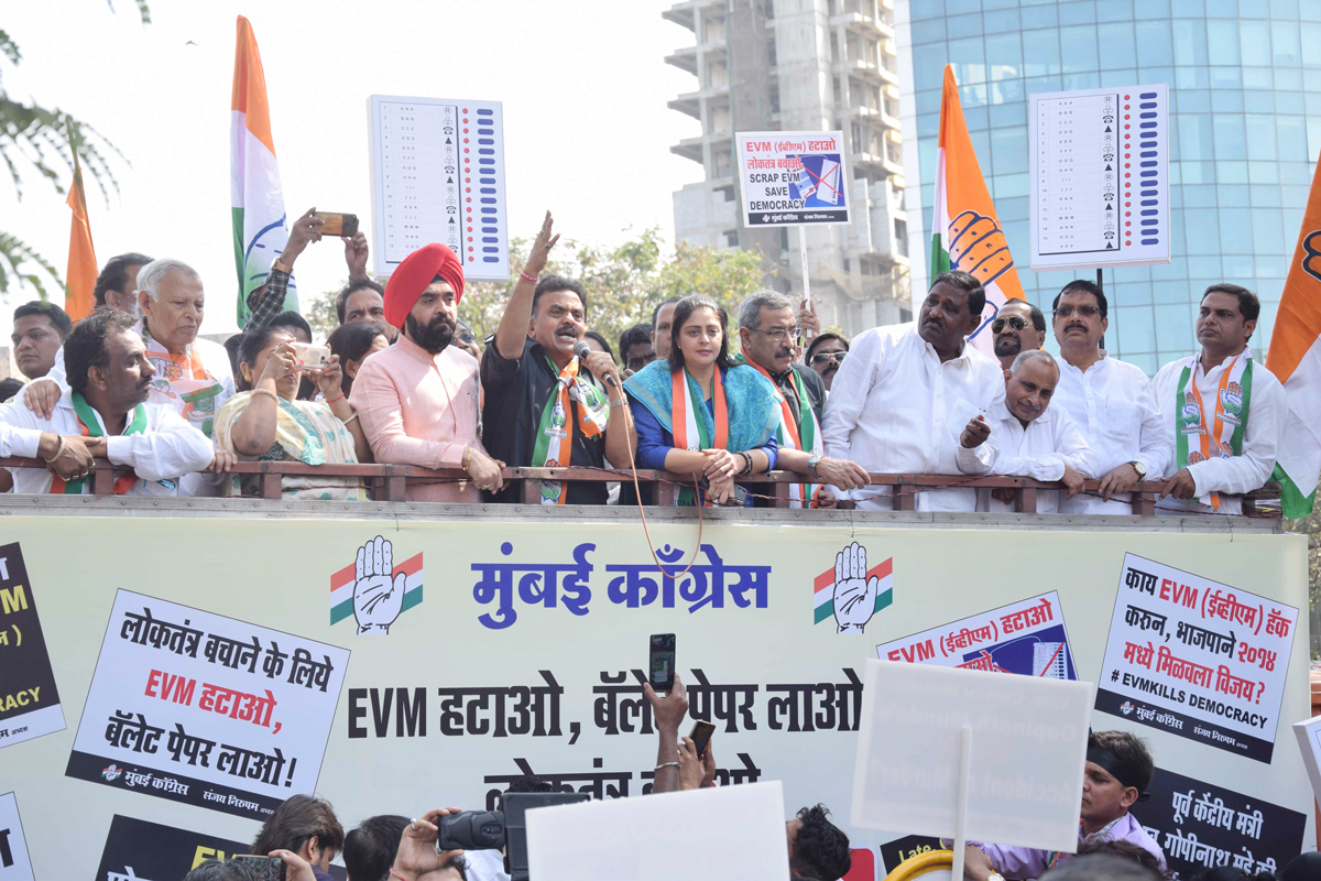 Mumbai Congress, under the leadership of Sanjay Nirupam carried out a protest outside the Collector's office in Bandra.