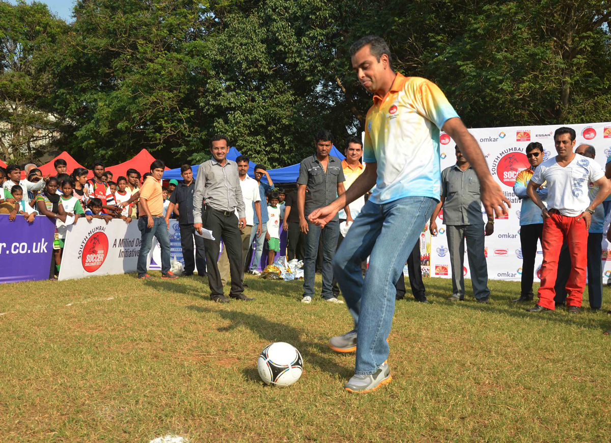SOUTH MUMBAI JUNIOR SOCCER CHALLENGER 2013 ON OCCASION UNION MINISTER & MP.MILND DEORA & STAR SALMAN KHAN.