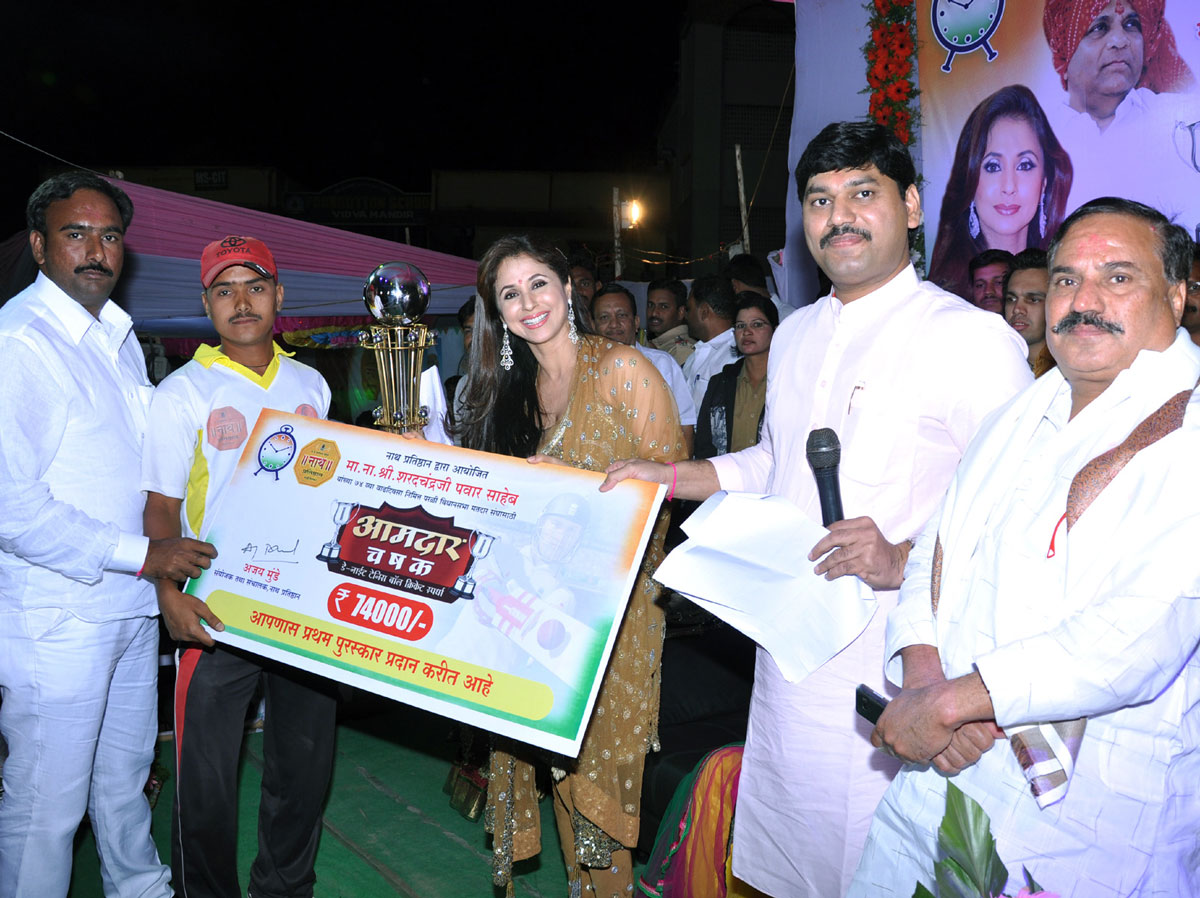 Rangeela Girl Urmila Matondkar & NCP MLA Dhananjay Munde at Parli Baijanath.