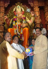 CHIEF MINISTER PRITHVIRAJ CHAVAN WITH HIS WIFE SMT.SATVASHILA CHAVAN AT LALABAUGH RAJA DARSHAN