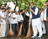 Chief Minister Devendra Fadnavis & Super Star Amitabh Bachchan during " MAHA CLEANATHON " Abhiyaan at Sir J.J.Hospital. Chief Minister Devendra Fadnavis & Super Star Amitabh Bachchan during " MAHA CLEANATHON " Abhiyaan at Sir J.J.Hospital.