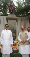 CHIEF MINISTER PRITHVIRAJ CHAVAN PAYING TRIBUTE TO LATE LOKMANYA BAL GANGADHAR TILAK ON HIS DEATH ANNIVERSARY AT GIRGAON CHOWPATI. CHIEF MINISTER PRITHVIRAJ CHAVAN PAYING TRIBUTE TO LATE LOKMANYA BAL GANGADHAR TILAK ON HIS DEATH ANNIVERSARY AT GIRGAON CHOWPATI.