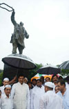 Chief Minister Prithviraj Chavan &  MRCC Leader's Paying Homage To former Prime Minister Rajiv Gandhi on his Birth Anniversary in Mumbai.