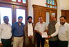 Javedbhai Shroff meeting with Municpal Commissioner Ajoy Mehta for restoration of Juhu Kapaswadi Kabrastan and Idaara Javedbhai Shroff meeting with Municpal Commissioner Ajoy Mehta for restoration of Juhu Kapaswadi Kabrastan and Idaara